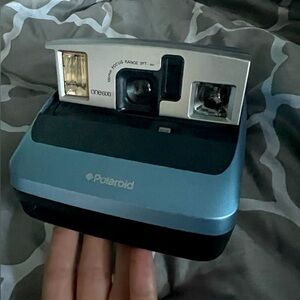 Polaroid Blue One 600 Vintage Instant Film Camera, 100 mm focus range, 3 Feet